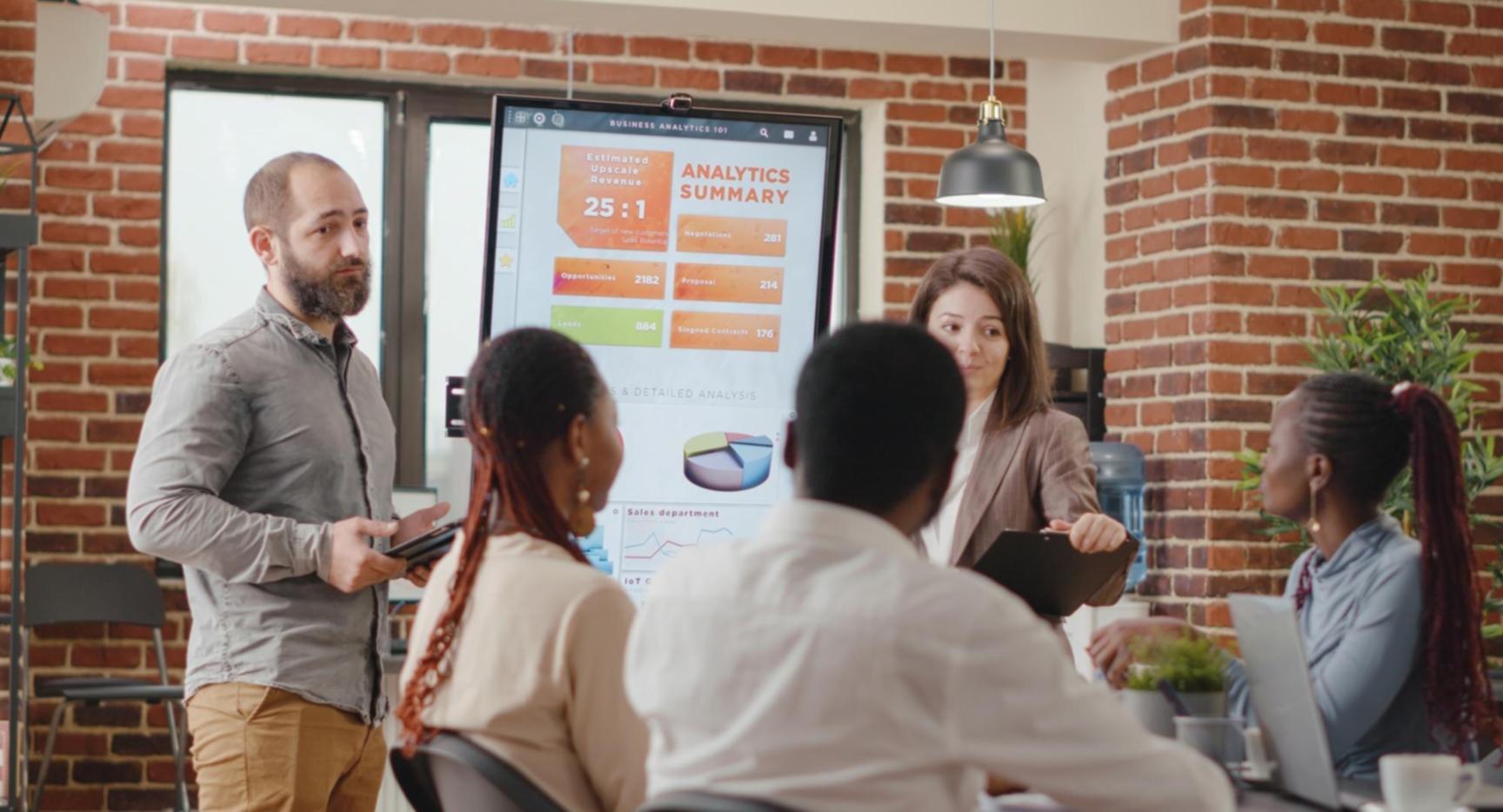 Bureau d'analyse financière avec documents et graphiques