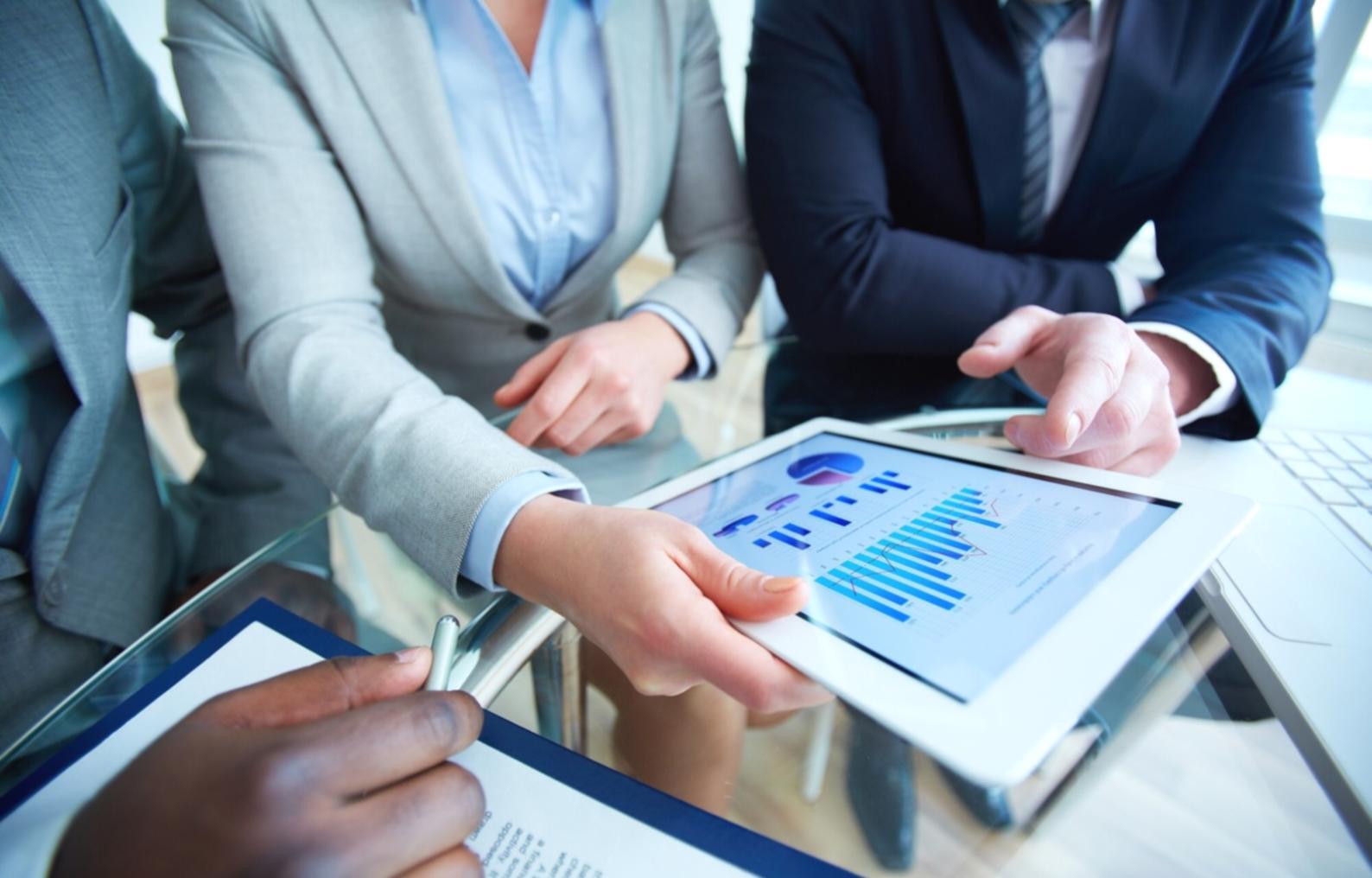 Session collaborative d'analyse financière avec participants travaillant sur des documents comptables réels